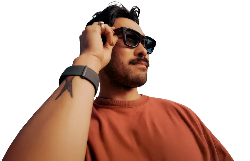 Mężczyzna w okularach Meta Ray-Ban Display z opaską Meta Neural Band