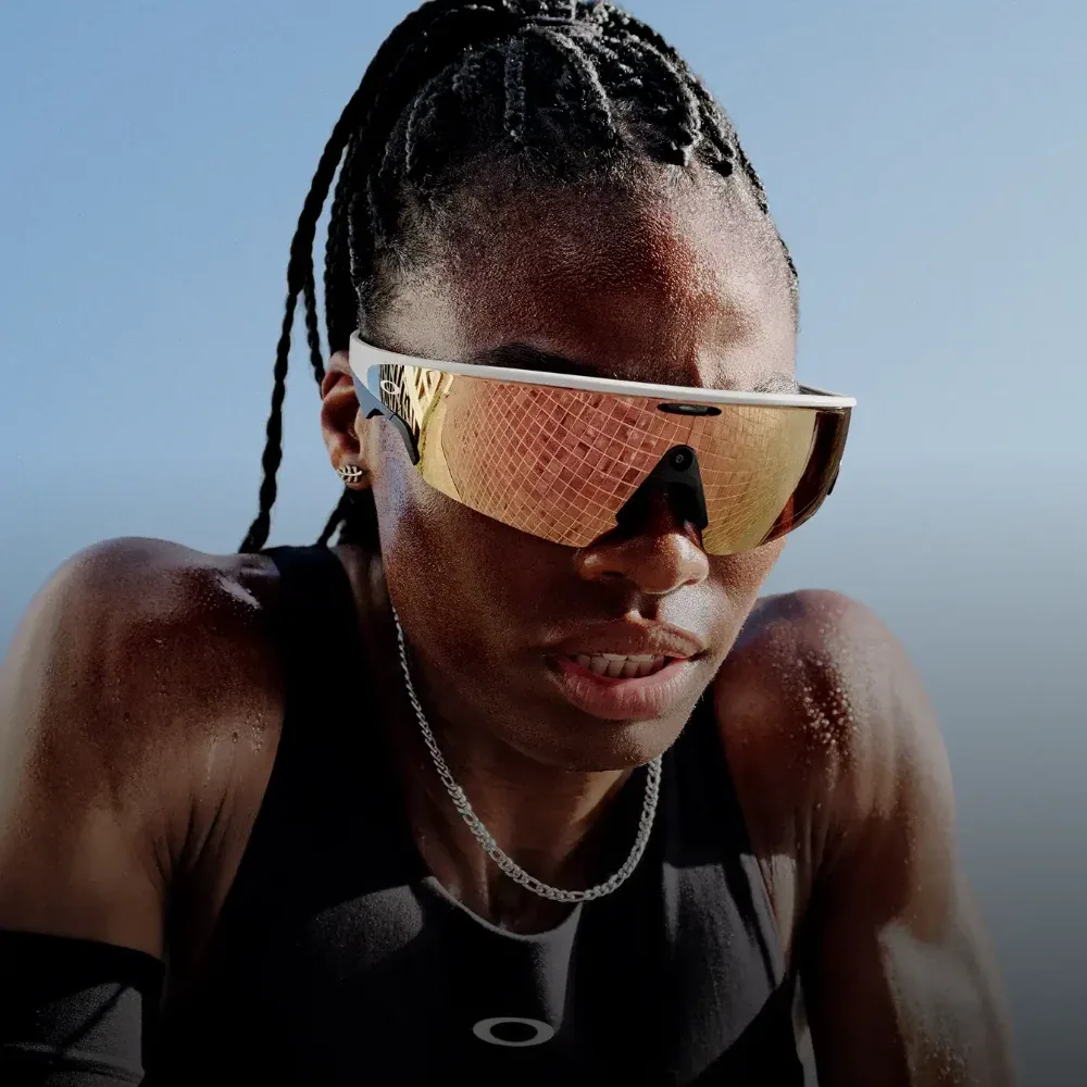 Biegaczka w okularach Oakley Meta Vanguard